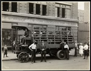 Camion de non-voyants prêts à partir pour un pique-nique depuis le Bourne Memorial Building, New York, 1920